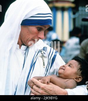 Geraldine Chaplin Film: Mother Teresa: Im Namen von God'S Poor (USA/UK/DE 1997) Charaktere: Mother Theresa & Regie: Kevin Connor 05 October 1997 **WARNUNG** Dieses Foto ist nur für redaktionelle Zwecke bestimmt und unterliegt dem Copyright von MARKENZEICHEN und/oder dem Fotografen, der von der Film- oder Produktionsfirma beauftragt wurde, und kann nur von Publikationen im Zusammenhang mit der Bewerbung des oben genannten Films reproduziert werden. Eine obligatorische Gutschrift für DAS KENNZEICHEN ist erforderlich. Der Fotograf sollte auch bei Bekanntwerden des Fotos gutgeschrieben werden. Ohne schriftliche Genehmigung der Film Company kann keine kommerzielle Nutzung gewährt werden. Stockfoto