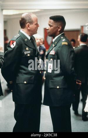 Michael Moriarty, Denzel Washington Film: Courage Under Fire (1996) Charaktere: General Hershberg,Nat Serling Regie: Edward Zwick 12 July 1996 **WARNUNG** Dieses Foto ist nur für den redaktionellen Gebrauch bestimmt und unterliegt dem Copyright von 20 CENTURY FOX und/oder des Fotografen, der von der Film- oder Produktionsfirma beauftragt wurde, und kann nur von Publikationen im Zusammenhang mit der Bewerbung des oben genannten Films reproduziert werden. Eine obligatorische Gutschrift an 20 CENTURY FOX ist erforderlich. Der Fotograf sollte auch bei Bekanntwerden des Fotos gutgeschrieben werden. Ohne schriftliche Genehmigung der Film Company kann keine kommerzielle Nutzung gewährt werden. Stockfoto