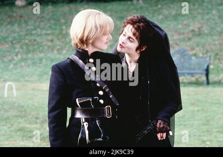 Imogen Stubbs & Helena Bonham Carter Film: Twelfth Night or What You will (UK/IRL/USA 1996) Charaktere: Viola & Olivia Regie: Trevor Nunn 06. September 1996 **WARNUNG** Dieses Foto ist nur für redaktionelle Zwecke bestimmt und unterliegt dem Copyright von RENAISSANCE-FILMEN/ALEX BAILEY und/oder dem von der Film- oder Produktionsfirma beauftragten Fotografen und kann nur durch Publikationen im Zusammenhang mit der Bewerbung des oben genannten Films reproduziert werden. Eine obligatorische Gutschrift für RENAISSANCE-FILME/ALEX BAILEY ist erforderlich. Ohne schriftliche Genehmigung der Film Company kann keine kommerzielle Nutzung gewährt werden. Stockfoto