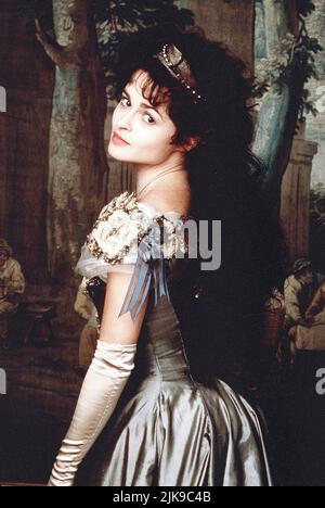 Helena Bonham Carter Film: Twelfth Night or What You will (UK/IRL/USA 1996) Charaktere: Olivia Regie: Trevor Nunn 06. September 1996 **WARNUNG** Dieses Foto ist nur für redaktionelle Zwecke bestimmt und unterliegt dem Copyright von RENAISSANCE-FILMEN/ALEX BAILEY und/oder dem von der Film- oder Produktionsfirma beauftragten Fotografen und kann nur durch Publikationen im Zusammenhang mit der Bewerbung des oben genannten Films reproduziert werden. Eine obligatorische Gutschrift für RENAISSANCE-FILME/ALEX BAILEY ist erforderlich. Ohne schriftliche Genehmigung der Film Company kann keine kommerzielle Nutzung gewährt werden. Stockfoto