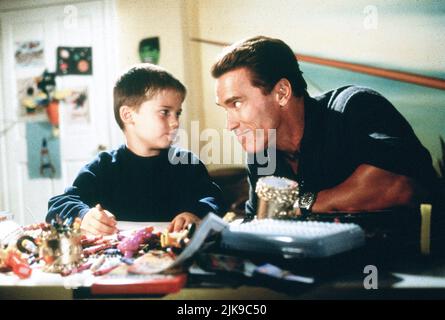 Jake Lloyd & Arnold Schwarzenegger Film: Jingle All the Way (USA 1996) Charaktere: Jamie Langston & Howard Langston Regie: Brian Levant 16. November 1996 **WARNUNG** Dieses Foto ist nur für redaktionelle Verwendung bestimmt und unterliegt dem Copyright von 20. CENTURY FOX und/oder des Fotografen, der von der Film- oder Produktionsfirma beauftragt wurde, und kann nur von Publikationen im Zusammenhang mit der Bewerbung des oben genannten Films reproduziert werden. Eine obligatorische Gutschrift an 20. CENTURY FOX ist erforderlich. Der Fotograf sollte auch bei Bekanntwerden des Fotos gutgeschrieben werden. Ohne schriftliche Genehmigung der Film Compa kann keine kommerzielle Nutzung gewährt werden Stockfoto