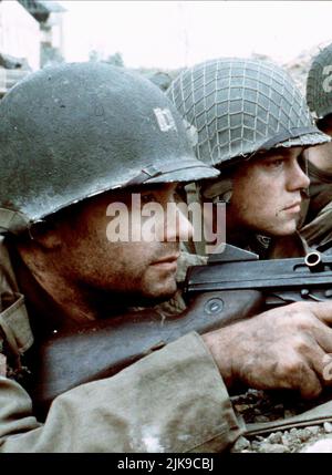 Tom Hanks & Matt Damon Film: Saving Private Ryan (USA 1998) Charaktere: Capt. John H. Miller & Pvt. James Francis Ryan Regie: Steven Spielberg 21 July 1998 **WARNUNG** Dieses Foto ist nur für den redaktionellen Gebrauch bestimmt und unterliegt dem Copyright von DREAMWORKSPARAMOUNT-BILDERN und/oder dem von der Film- oder Produktionsfirma beauftragten Fotografen und kann nur durch Publikationen im Zusammenhang mit der Bewerbung des oben genannten Films reproduziert werden. Eine obligatorische Gutschrift für DREAMWORKSPARAMOUNT-BILDER ist erforderlich. Der Fotograf sollte auch bei Bekanntwerden des Fotos gutgeschrieben werden. Ohne schriftliche Genehmigung kann keine kommerzielle Nutzung gewährt werden Stockfoto