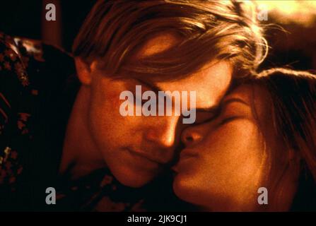 Leonardo Dicaprio & Claire Danes Film Romeo + Julia; Romeo und Julia (USA 1996) Regie: Baz Luhrmann 01. November 1996 **WARNUNG** dieses Foto ist nur für redaktionelle Zwecke bestimmt und unterliegt dem Copyright von 20TH CENTURY FOX und/oder dem Fotografen, der von der Film- oder Produktionsgesellschaft beauftragt wurde. Es kann nur durch Veröffentlichungen in Verbindung mit der Werbung für den oben genannten Film reproduziert werden. Eine obligatorische Gutschrift für 20TH CENTURY FOX ist erforderlich. Der Fotograf sollte ebenfalls angerechnet werden, wenn er bekannt ist. Ohne schriftliche Genehmigung der Film Company kann keine kommerzielle Nutzung gewährt werden. Stockfoto