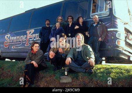 Jimmy Nail, Bill Nighy, Stephen Rea, Juliet Aubrey & Timothy Spall Film: Still Crazy (UK 1998) Charaktere: Les Wickes, Ray Simms, Tony Costello, Karen Knowles & David „Beano“ Baggot Regie: Brian Gibson 30 October 1998 **WARNUNG** Dieses Foto ist nur für redaktionelle Zwecke bestimmt und unterliegt dem Copyright von COLUMBIA und/oder des Fotografen, der von der Film- oder Produktionsfirma beauftragt wurde, und kann nur von Publikationen im Zusammenhang mit der Bewerbung des oben genannten Films reproduziert werden. Eine obligatorische Gutschrift an COLUMBIA ist erforderlich. Der Fotograf sollte auch bei Bekanntwerden des Fotos gutgeschrieben werden. Eine kommerzielle Nutzung kann nicht gewährt werden Stockfoto