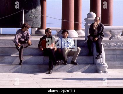 Kevin Pollak, Stephen Baldwin, Gabriel Byrne & Kevin Spacey Film: The Usual Suspects (USA/DE 1995) Charaktere: Todd Hockney, Michael McManus, Dean Keaton, Roger 'Verbal' Kint Regie: Bryan Singer 25 January 1995 **WARNUNG** Dieses Foto ist nur für redaktionelle Verwendung bestimmt und unterliegt dem Copyright von SCHREIBFILMEN INTERNATIONAL und/oder dem Fotografen, der von der Film- oder Produktionsfirma beauftragt wurde und darf nur von Publikationen im Zusammenhang mit der Bewerbung des oben genannten Films reproduziert werden. Eine obligatorische Gutschrift für DIE SCHREIBWEISE VON FILMEN AUF INTERNATIONALER EBENE ist erforderlich. Der Fotograf sollte auch bei kno gutgeschrieben werden Stockfoto