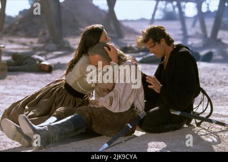 Catherine Zeta-Jones, Anthony Hopkins & Antonio Banderas Film: The Mask of Zorro (USA/DE 1998) Charaktere: Elena Montero, Don Diego de la Vega, Alejandro Murrieta Regie: Martin Campbell 17 July 1998 **WARNUNG** Dieses Foto ist nur für redaktionelle Verwendung bestimmt und unterliegt dem Copyright von TRISTAR-BILDERN und/oder dem Fotografen, der von der Film- oder Produktionsfirma beauftragt wurde, und kann nur von Publikationen im Zusammenhang mit der Bewerbung des oben genannten Films reproduziert werden. Eine obligatorische Gutschrift für TRISTAR-BILDER ist erforderlich. Der Fotograf sollte auch bei Bekanntwerden des Fotos gutgeschrieben werden. Eine kommerzielle Nutzung kann nicht gewährt werden Stockfoto