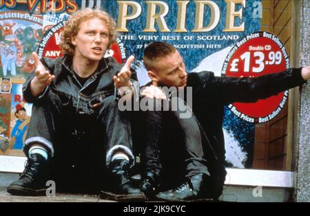 Kevin Mckidd & Ewen Bremner Film: Trainspotting (UK 1996) Charaktere: TOMMY & SPUD Regie: Danny Boyle 23 February 1996 **WARNUNG** Dieses Foto ist nur für den redaktionellen Gebrauch bestimmt und unterliegt dem Copyright von CHANNEL FOUR FILMEN und/oder dem Fotografen, der von der Film oder Production Company beauftragt wurde und darf nur von Publikationen im Zusammenhang mit der Bewerbung des oben genannten Films reproduziert werden. Für DEN KANAL VON VIER FILMEN ist eine obligatorische Gutschrift erforderlich. Der Fotograf sollte auch bei Bekanntwerden des Fotos gutgeschrieben werden. Ohne schriftliche Genehmigung der Film Company kann keine kommerzielle Nutzung gewährt werden. Stockfoto