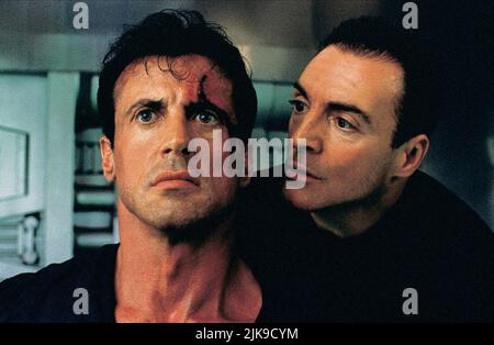 Sylvester Stallone & Armand Assante Film: Judge Dredd (USA 1995) Charaktere: Judge Dredd & Rico Regie: Danny Cannon 30 June 1995 **WARNUNG** Dieses Foto ist nur für den redaktionellen Gebrauch bestimmt und unterliegt dem Copyright von BUENA VISTA und/oder dem Fotografen, der von der Film- oder Produktionsfirma beauftragt wurde, und kann nur von Publikationen im Zusammenhang mit der Bewerbung des oben genannten Films reproduziert werden. Eine obligatorische Gutschrift an BUENA VISTA ist erforderlich. Der Fotograf sollte auch bei Bekanntwerden des Fotos gutgeschrieben werden. Ohne schriftliche Genehmigung der Film Company kann keine kommerzielle Nutzung gewährt werden. Stockfoto