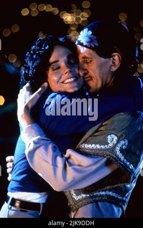 Frances O'Connor & Geoffrey Rush Film: A Little Bit of Soul (AUS 1998) Charaktere: Kate Haslett, Godfrey Usher Regie: Peter Duncan 19 March 1998 **WARNUNG** Dieses Foto ist nur für redaktionelle Zwecke bestimmt und unterliegt dem Copyright von BEYOND FILMS und/oder des Fotografen, der von der Film- oder Produktionsfirma beauftragt wurde, und kann nur von Publikationen im Zusammenhang mit der Bewerbung des oben genannten Films reproduziert werden. Eine obligatorische Gutschrift für „BEYOND FILMS“ ist erforderlich. Der Fotograf sollte auch bei Bekanntwerden des Fotos gutgeschrieben werden. Ohne schriftliche Genehmigung der Film Company kann keine kommerzielle Nutzung gewährt werden. Stockfoto