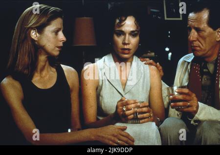 Heather Mitchell, Frances O'Connor & Geoffrey Rush Film: A Little Bit of Soul (AUS 1998) Charaktere: Grace Michael, Kate Haslett, Godfrey Usher Regie: Peter Duncan 19 March 1998 **WARNUNG** Dieses Foto ist nur für redaktionelle Zwecke bestimmt und unterliegt dem Copyright von BEYOND FILMS und/oder des Fotografen, der von der Film- oder Produktionsfirma beauftragt wurde, und kann nur von Publikationen im Zusammenhang mit der Bewerbung des oben genannten Films reproduziert werden. Eine obligatorische Gutschrift für „BEYOND FILMS“ ist erforderlich. Der Fotograf sollte auch bei Bekanntwerden des Fotos gutgeschrieben werden. Eine kommerzielle Nutzung kann ohne schriftliche Genehmigung fr Stockfoto