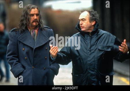 Billy Connolly & Brian Gibson Film: Still Crazy (UK 1998) Charaktere: Hughie Regie: Brian Gibson 30 October 1998 **WARNUNG** Dieses Foto ist nur für redaktionelle Zwecke bestimmt und unterliegt dem Copyright von COLUMBIA und/oder des Fotografen, der von der Film- oder Produktionsfirma beauftragt wurde, und kann nur von Publikationen im Zusammenhang mit der Bewerbung des oben genannten Films reproduziert werden. Eine obligatorische Gutschrift an COLUMBIA ist erforderlich. Der Fotograf sollte auch bei Bekanntwerden des Fotos gutgeschrieben werden. Ohne schriftliche Genehmigung der Film Company kann keine kommerzielle Nutzung gewährt werden. Stockfoto