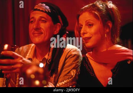 Geoffrey Rush & Heather Mitchell Film: A Little Bit of Soul (AUS 1998) Charaktere: Godfrey Usher, Grace Michael Regie: Peter Duncan 19 March 1998 **WARNUNG** Dieses Foto ist nur für redaktionelle Zwecke bestimmt und unterliegt dem Copyright von BEYOND FILMS und/oder des Fotografen, der von der Film- oder Produktionsfirma beauftragt wurde, und kann nur von Publikationen im Zusammenhang mit der Bewerbung des oben genannten Films reproduziert werden. Eine obligatorische Gutschrift für „BEYOND FILMS“ ist erforderlich. Der Fotograf sollte auch bei Bekanntwerden des Fotos gutgeschrieben werden. Ohne schriftliche Genehmigung der Film Company kann keine kommerzielle Nutzung gewährt werden. Stockfoto