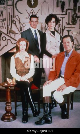 Heather Mitchell, Geoffrey Rush, David Wenham & Frances O'Connor Film: A Little Bit of Soul (AUS 1998) Charaktere: Grace Michael, Godfrey Usher, Dr. Richard Shorkinghorn, Kate Haslett Regie: Peter Duncan 19 March 1998 **WARNUNG** Dieses Foto ist nur für redaktionelle Zwecke bestimmt und unterliegt dem Copyright von BEYOND FILMS und/oder des Fotografen, der von der Film- oder Produktionsfirma beauftragt wurde, und kann nur von Publikationen im Zusammenhang mit der Bewerbung des oben genannten Films reproduziert werden. Eine obligatorische Gutschrift für „BEYOND FILMS“ ist erforderlich. Der Fotograf sollte auch bei Bekanntwerden des Fotos gutgeschrieben werden. Keine kommerzielle Nutzung möglich Stockfoto