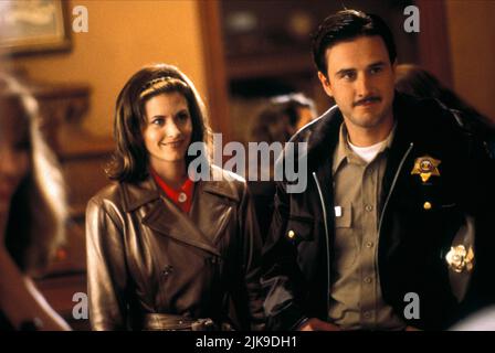 Courteney Cox & David Arquette Film: Scream (USA 1996) Charaktere: Gale Weathers & Deputy Dwight 'Dewey' Riley Regie: Wes Craven 18 December 1996 **WARNUNG** Dieses Foto ist nur für den redaktionellen Gebrauch bestimmt und unterliegt dem Copyright von DIMENSION FILMS und/oder des Fotografen, der von der Film- oder Produktionsfirma beauftragt wurde, und kann nur von Publikationen im Zusammenhang mit der Bewerbung des oben genannten Films reproduziert werden. Eine obligatorische Gutschrift für DIE DIMENSIONIERUNG VON FILMEN ist erforderlich. Der Fotograf sollte auch bei Bekanntwerden des Fotos gutgeschrieben werden. Ohne schriftliche Genehmigung der Film Company kann keine kommerzielle Nutzung gewährt werden. Stockfoto