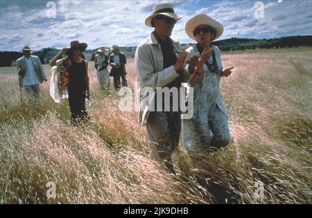 Geoffrey Rush Film: A Little Bit of Soul (AUS 1998) Charaktere: Godfrey Usher Regie: Peter Duncan 19 March 1998 **WARNUNG** Dieses Foto ist nur für redaktionelle Zwecke bestimmt und unterliegt dem Copyright von BEYOND FILMS und/oder des Fotografen, der von der Film- oder Produktionsfirma beauftragt wurde, und kann nur von Publikationen im Zusammenhang mit der Bewerbung des oben genannten Films reproduziert werden. Eine obligatorische Gutschrift für „BEYOND FILMS“ ist erforderlich. Der Fotograf sollte auch bei Bekanntwerden des Fotos gutgeschrieben werden. Ohne schriftliche Genehmigung der Film Company kann keine kommerzielle Nutzung gewährt werden. Stockfoto