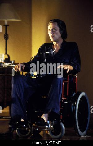 Christopher Walken Film: Dinge, die man in Denver machen kann When You'Re Dead (1995) Charaktere: Der Mann mit dem Plan Regie: Gary Fleder 02. Mai 1995 **WARNUNG** Dieses Foto ist nur für redaktionelle Zwecke bestimmt und unterliegt dem Copyright von WOODS ENTERTAINMENT und/oder des Fotografen, der von der Film- oder Produktionsfirma beauftragt wurde, und kann nur durch Publikationen im Zusammenhang mit der Bewerbung des oben genannten Films reproduziert werden. Eine obligatorische Gutschrift für WOODS UNTERHALTUNG ist erforderlich. Der Fotograf sollte auch bei Bekanntwerden des Fotos gutgeschrieben werden. Ohne schriftliche Genehmigung der Film Company kann keine kommerzielle Nutzung gewährt werden. Stockfoto