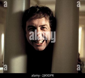 Eric Idle Film: An Alan Smithee Film: Burn Hollywood Burn (1997) Charaktere: Alan Smithee Regie: Alan Smithee 20 October 1997 **WARNUNG** Dieses Foto ist nur für redaktionelle Zwecke bestimmt und unterliegt dem Copyright von CINERGI PICTURES ENTERTAINMENT und/oder des Fotografen, der von der Film- oder Produktionsfirma beauftragt wurde und darf nur durch Publikationen im Zusammenhang mit der Bewerbung des oben genannten Films reproduziert werden. Eine obligatorische Gutschrift für die UNTERHALTUNG MIT CINERGI-BILDERN ist erforderlich. Der Fotograf sollte auch bei Bekanntwerden des Fotos gutgeschrieben werden. Ohne schriftliche Genehmigung des Film Comp kann keine kommerzielle Nutzung gewährt werden Stockfoto