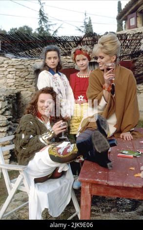 Jennifer Saunders, Julia Sawalha, Jane Horrocks & Joanna Lumley Fernsehen: Absolut fabelhaft : Staffel 3 (TV-Serie) Charaktere: Edina, Saffy, Bubble, Patsy UK 1992-2012, / 3. Staffel, Saison 3, Serie 3 30. März 1995 **WARNUNG** Dieses Foto ist nur für den redaktionellen Gebrauch bestimmt und unterliegt dem Copyright der BBC und/oder des Fotografen, der von der Film- oder Produktionsfirma beauftragt wurde, und kann nur von Publikationen im Zusammenhang mit der Bewerbung des oben genannten Films reproduziert werden. Eine obligatorische Gutschrift an BBC ist erforderlich. Der Fotograf sollte auch bei Bekanntwerden des Fotos gutgeschrieben werden. Ohne kann keine kommerzielle Nutzung gewährt werden Stockfoto