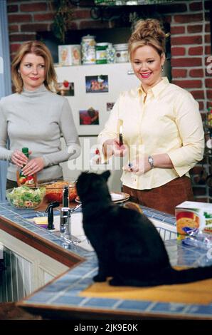 Beth Broderick, Caroline Rhea & Salem Film Sabrina, The Teenage Witch : Staffel 1 (1996) Regie: Peter Baldwin 27. September 1996 **WARNUNG** dieses Foto ist nur für redaktionelle Zwecke bestimmt und unterliegt dem Urheberrecht von ABC und/oder dem Fotografen, der von der Film or Production Company zugewiesen wurde. Eine obligatorische Gutschrift an ABC ist erforderlich. Der Fotograf sollte ebenfalls angerechnet werden, wenn er bekannt ist. Ohne schriftliche Genehmigung der Film Company kann keine kommerzielle Nutzung gewährt werden. Stockfoto