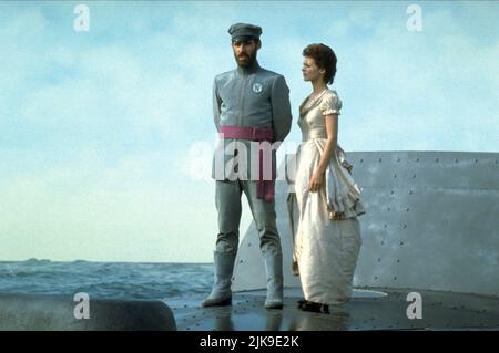 Ben Cross & Julie Cox Film: 20.000 Leagues under the Sea (TV-Film) Charaktere: Captain Nemo, Sophie Arronax USA 1997, / Literaturverfilmung (nach dem Buch von Jules Verne) Regie: Michael Anderson 23 March 1997 **WARNUNG** Dieses Foto ist nur für redaktionelle Zwecke bestimmt und unterliegt dem Copyright von MARKENZEICHEN ENTERTAINMENT und/oder des Fotografen, der von der Film- oder Produktionsfirma beauftragt wurde und darf nur von Publikationen im Zusammenhang mit der Bewerbung des oben genannten Films reproduziert werden. Eine obligatorische Gutschrift für DIE „HALLMARK ENTERTAINMENT“ ist erforderlich. Der Fotograf sollte auch bei Bekanntwerden des Fotos gutgeschrieben werden. Keine Kommunikation Stockfoto