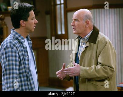 Ray Romano & Peter Boyle Television: Everybody Loves Raymond (TV-Serie) Charaktere: Ray Barone, Frank Barone USA 1996–2005, 13. September 1996 **WARNUNG** dieses Foto ist nur für redaktionelle Zwecke bestimmt und unterliegt dem Urheberrecht von CBS und/oder dem Fotografen, der von der Film or Production Company zugewiesen wurde. Eine obligatorische Gutschrift an CBS ist erforderlich. Der Fotograf sollte ebenfalls angerechnet werden, wenn er bekannt ist. Ohne schriftliche Genehmigung der Film Company kann keine kommerzielle Nutzung gewährt werden. Stockfoto