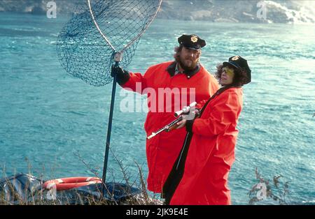 John Candy & Rhea Perlman Film: Canadian Bacon (1995) Charaktere: Sheriff Bud Boomer, Honey Regie: Michael Moore 08 June 1995 **WARNUNG** Dieses Foto ist nur für redaktionelle Verwendung bestimmt und unterliegt dem Copyright von POLYGRAM VIDEO und/oder dem Fotografen, der von der Film- oder Produktionsfirma beauftragt wurde und darf nur von Publikationen im Zusammenhang mit der Bewerbung des oben genannten Films reproduziert werden. Eine obligatorische Gutschrift für POLYGRAM-VIDEO ist erforderlich. Der Fotograf sollte auch bei Bekanntwerden des Fotos gutgeschrieben werden. Ohne schriftliche Genehmigung der Film Company kann keine kommerzielle Nutzung gewährt werden. Stockfoto