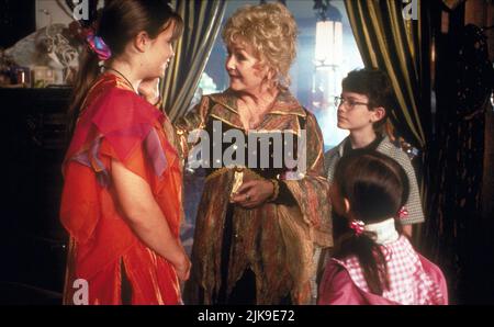 Kimberly J. Brown, Kimberly J. Brown, Joey Zimmerman & Emily Roeske Film: Halloweentown (1998) Charaktere: Marnie Piper, Marnie Piper, Dylan Piper, Sophie Piper Regie: Duwayne Dunham 17 October 1998 **WARNUNG** Dieses Foto ist nur für den redaktionellen Gebrauch bestimmt und unterliegt dem Copyright des DISNEY-KANALS und/oder des Fotografen, der von der Film- oder Produktionsfirma beauftragt wurde, und kann nur von Publikationen im Zusammenhang mit der Bewerbung des oben genannten Films reproduziert werden. Eine obligatorische Gutschrift für DEN DISNEY-KANAL ist erforderlich. Der Fotograf sollte auch bei Bekanntwerden des Fotos gutgeschrieben werden. Es kann keine kommerzielle Nutzung gewährt werden Stockfoto