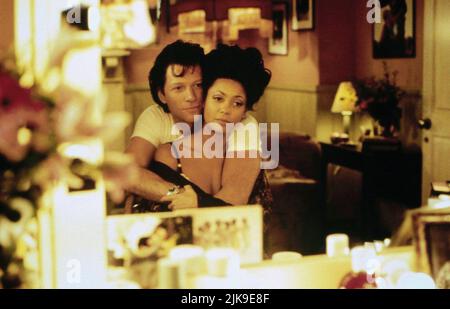 Jon Bon Jovi & Thandie Newton Film: The Leading Man (1996) Charaktere: Robin Grange & Hilary Rule Regie: John Duigan, 06. September 1996 **WARNUNG** Dieses Foto ist nur für redaktionelle Zwecke bestimmt und unterliegt dem Copyright von PATHE und/oder des Fotografen, der von der Film- oder Produktionsfirma beauftragt wurde, und kann nur von Publikationen im Zusammenhang mit der Bewerbung des oben genannten Films reproduziert werden. Eine obligatorische Gutschrift an PATHE ist erforderlich. Der Fotograf sollte auch bei Bekanntwerden des Fotos gutgeschrieben werden. Ohne schriftliche Genehmigung der Film Company kann keine kommerzielle Nutzung gewährt werden. Stockfoto