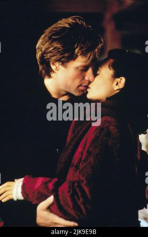 Jon Bon Jovi & Thandie Newton Film: The Leading Man (1996) Charaktere: Robin Grange & Hilary Rule Regie: John Duigan, 06. September 1996 **WARNUNG** Dieses Foto ist nur für redaktionelle Zwecke bestimmt und unterliegt dem Copyright von PATHE und/oder des Fotografen, der von der Film- oder Produktionsfirma beauftragt wurde, und kann nur von Publikationen im Zusammenhang mit der Bewerbung des oben genannten Films reproduziert werden. Eine obligatorische Gutschrift an PATHE ist erforderlich. Der Fotograf sollte auch bei Bekanntwerden des Fotos gutgeschrieben werden. Ohne schriftliche Genehmigung der Film Company kann keine kommerzielle Nutzung gewährt werden. Stockfoto