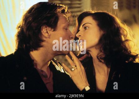 Jon Bon Jovi & Anna Galiena Film: Der Hauptmann (1996) Charaktere: Robin Grange & Elena Webb Regie: John Duigan, 06. September 1996 **WARNUNG** Dieses Foto ist nur für redaktionelle Zwecke bestimmt und unterliegt dem Copyright von PATHE und/oder des Fotografen, der von der Film- oder Produktionsfirma beauftragt wurde, und kann nur von Publikationen im Zusammenhang mit der Bewerbung des oben genannten Films reproduziert werden. Eine obligatorische Gutschrift an PATHE ist erforderlich. Der Fotograf sollte auch bei Bekanntwerden des Fotos gutgeschrieben werden. Ohne schriftliche Genehmigung der Film Company kann keine kommerzielle Nutzung gewährt werden. Stockfoto