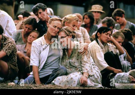 Glenn Close & Pauline Collins Film: Paradise Road (1995) Charaktere: Adrienne Pargiter & Daisy 'Margaret' Drummond Regie: Bruce Beresford 11 April 1997 **WARNUNG** Dieses Foto ist nur für redaktionelle Zwecke bestimmt und unterliegt dem Copyright von 20 CENTURY FOX und/oder des Fotografen, die von der Film- oder Produktionsfirma beauftragt wurden.Es kann nur durch Publikationen im Zusammenhang mit der Bewerbung des oben genannten Films reproduziert werden. Eine obligatorische Gutschrift an 20 CENTURY FOX ist erforderlich. Der Fotograf sollte auch bei Bekanntwerden des Fotos gutgeschrieben werden. Ohne schriftliche Genehmigung der Film Company kann keine kommerzielle Nutzung gewährt werden. Stockfoto