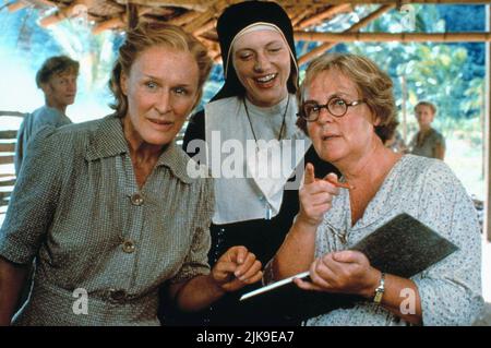 Glenn Close & Pauline Collins Film: Paradise Road (1997) Charaktere: Adrienne Pargiter & Daisy 'Margaret' Drummond Regie: Bruce Beresford 11 April 1997 **WARNUNG** Dieses Foto ist nur für redaktionelle Zwecke bestimmt und unterliegt dem Copyright von 20 CENTURY FOX und/oder des Fotografen, die von der Film- oder Produktionsfirma beauftragt wurden.Es kann nur durch Publikationen im Zusammenhang mit der Bewerbung des oben genannten Films reproduziert werden. Eine obligatorische Gutschrift an 20 CENTURY FOX ist erforderlich. Der Fotograf sollte auch bei Bekanntwerden des Fotos gutgeschrieben werden. Ohne schriftliche Genehmigung der Film Company kann keine kommerzielle Nutzung gewährt werden. Stockfoto