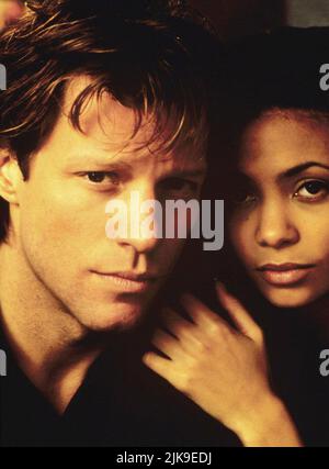 Jon Bon Jovi & Thandie Newton Film: The Leading Man (1996) Charaktere: Robin Grange & Hilary Rule Regie: John Duigan, 06. September 1996 **WARNUNG** Dieses Foto ist nur für redaktionelle Zwecke bestimmt und unterliegt dem Copyright von PATHE und/oder des Fotografen, der von der Film- oder Produktionsfirma beauftragt wurde, und kann nur von Publikationen im Zusammenhang mit der Bewerbung des oben genannten Films reproduziert werden. Eine obligatorische Gutschrift an PATHE ist erforderlich. Der Fotograf sollte auch bei Bekanntwerden des Fotos gutgeschrieben werden. Ohne schriftliche Genehmigung der Film Company kann keine kommerzielle Nutzung gewährt werden. Stockfoto