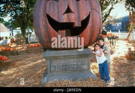 Emily Roeske, Joey Zimmerman & Kimberly J. Brown Film: Halloweentown (1998) Charaktere: Sophie Piper, Dylan Piper, Marnie Piper Regie: Duwayne Dunham 17 October 1998 **WARNUNG** Dieses Foto ist nur für den redaktionellen Gebrauch bestimmt und unterliegt dem Copyright des DISNEY-KANALS und/oder des Fotografen, der von der Film- oder Produktionsfirma beauftragt wurde, und kann nur von Publikationen im Zusammenhang mit der Bewerbung des oben genannten Films reproduziert werden. Eine obligatorische Gutschrift für DEN DISNEY-KANAL ist erforderlich. Der Fotograf sollte auch bei Bekanntwerden des Fotos gutgeschrieben werden. Ohne schriftliche Genehmigung des F kann keine kommerzielle Nutzung gewährt werden Stockfoto