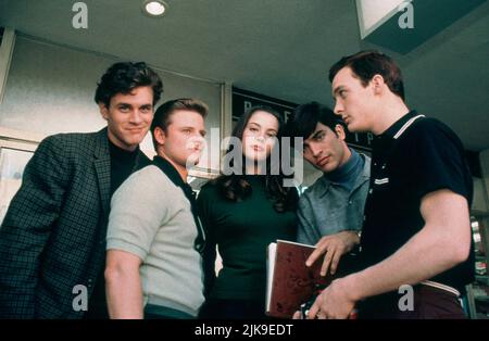 Tom Everett Scott, Steve Zahn, Liv Tyler, Jonathon Schaech & Ethan Embry Film: That Thing You Do (1996) Charaktere: Guy Patterson,Lenny Haise,Faye Dolan & T. B. Spielerregisseur: Tom Hanks 14. September 1996 **WARNUNG** Dieses Foto ist nur für redaktionelle Verwendung bestimmt und unterliegt dem Copyright von 20. CENTURY FOX und/oder des Fotografen, der von der Film- oder Produktionsfirma beauftragt wurde und darf nur von Publikationen im Zusammenhang mit der Bewerbung des oben genannten Films reproduziert werden. Eine obligatorische Gutschrift an 20. CENTURY FOX ist erforderlich. Der Fotograf sollte auch bei Bekanntwerden des Fotos gutgeschrieben werden. Es kann keine kommerzielle Nutzung erfolgen Stockfoto