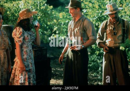 Aitana Sanchez-Gijon, Keanu Reeves & Giancarlo Giannini Film: A Walk in the Clouds (1995) Charaktere: Victoria Aragon,Paul Sutton & Alberto Aragon Regie: Alfonso Arau 27 May 1995 **WARNUNG** Dieses Foto ist nur für den redaktionellen Gebrauch bestimmt und unterliegt dem Copyright von 20 CENTURY FOX und/oder des Fotografen, der von der Film- oder Produktionsfirma beauftragt wurde, und kann nur durch Publikationen im Zusammenhang mit der Bewerbung des oben genannten Films reproduziert werden. Eine obligatorische Gutschrift an 20 CENTURY FOX ist erforderlich. Der Fotograf sollte auch bei Bekanntwerden des Fotos gutgeschrieben werden. Ohne schriftliche Genehmigung kann keine kommerzielle Nutzung gewährt werden Stockfoto