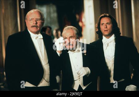 Harvey Korman, Mel Brooks & Steven Weber Film: Dracula: Dead & Loving IT (USA/FR 1995) Charaktere: Dr. Jack Seward,Dr. Abraham Van Helsing & Jonathan Harker Director: Mel Brooks 22 December 1995 **WARNUNG** Dieses Foto ist nur für redaktionelle Verwendung bestimmt und unterliegt dem Copyright von CASTLE ROCK und/oder des Fotografen, der von der Film- oder Produktionsfirma beauftragt wurde, und kann nur von Publikationen im Zusammenhang mit der Bewerbung des oben genannten Films reproduziert werden. Eine obligatorische Gutschrift für CASTLE ROCK ist erforderlich. Der Fotograf sollte auch bei Bekanntwerden des Fotos gutgeschrieben werden. Ohne schriftliche Genehmigung kann keine kommerzielle Nutzung gewährt werden Stockfoto