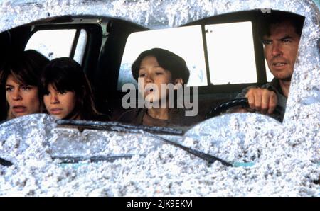 Linda Hamilton, Jeremy Foley, Jamie Renee Smith & Pierce Brosnan Film: Dante'S Peak (USA 1997) Charaktere: Rachel Wando,Graham Wando,Lauren Wando & Harry Dalton Regie: Roger Donaldson 07 February 1997 **WARNUNG** Dieses Foto ist nur für den redaktionellen Gebrauch bestimmt und unterliegt dem Copyright von UNIVERSAL-BILDERN und/oder dem Fotografen, der von der Film- oder Produktionsfirma beauftragt wurde und darf nur von Publikationen im Zusammenhang mit der Bewerbung des oben genannten Films reproduziert werden. Eine obligatorische Gutschrift für UNIVERSELLE BILDER ist erforderlich. Der Fotograf sollte auch bei Bekanntwerden des Fotos gutgeschrieben werden. Keine kommerzielle Nutzung kann g sein Stockfoto