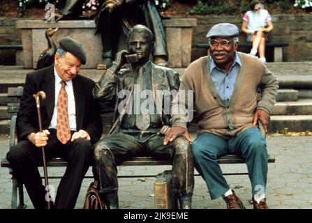 Walter Matthau & Ossie Davis Film: I'M Not Rappaport (1998) Charaktere: NAT Moyer & Midge Carter Regie: Herb Gardner 24 December 1996 **WARNUNG** Dieses Foto ist nur für redaktionelle Zwecke bestimmt und unterliegt dem Copyright von GREENESTREET FILMS Inc und/oder des Fotografen, der von der Film- oder Produktionsfirma beauftragt wurde und darf nur durch Publikationen im Zusammenhang mit der Bewerbung des oben genannten Films reproduziert werden. Eine obligatorische Gutschrift für GREENESTREET FILMS Inc ist erforderlich. Der Fotograf sollte auch bei Bekanntwerden des Fotos gutgeschrieben werden. Ohne schriftliche Genehmigung der Film Company kann keine kommerzielle Nutzung gewährt werden. Stockfoto