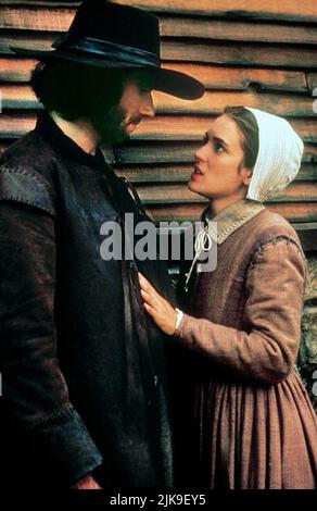 Daniel Day-Lewis & Winona Ryder Film The Crucible (1996) Charaktere: John Proctor & Abigail Williams Regisseur: Nicholas Hytner 27. November 1996 **WARNUNG** dieses Foto ist nur für redaktionelle Zwecke bestimmt und unterliegt dem Copyright von 20TH CENTURY FOX und/oder dem Fotografen, der von der Film or Production Company zugewiesen wurde. Eine obligatorische Gutschrift für 20TH CENTURY FOX ist erforderlich. Der Fotograf sollte ebenfalls angerechnet werden, wenn er bekannt ist. Ohne schriftliche Genehmigung der Film Company kann keine kommerzielle Nutzung gewährt werden. Stockfoto