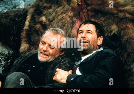 Anthony Hopkins & Alec Baldwin Film: The Edge (1997) Charaktere: Charles Morse & Robert Green Regie: Lee Tamahori 06. September 1997 **WARNUNG** Dieses Foto ist nur für redaktionelle Verwendung bestimmt und unterliegt dem Copyright von 20 CENTURY FOX und/oder des Fotografen, der von der Film- oder Produktionsfirma beauftragt wurde und darf nur durch Publikationen im Zusammenhang mit der Bewerbung des oben genannten Films reproduziert werden. Eine obligatorische Gutschrift an 20 CENTURY FOX ist erforderlich. Der Fotograf sollte auch bei Bekanntwerden des Fotos gutgeschrieben werden. Ohne schriftliche Genehmigung der Film Company kann keine kommerzielle Nutzung gewährt werden. Stockfoto