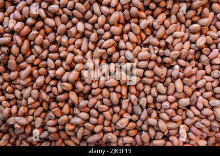 Viele geschälte Erdnüsse auf einem Bauernmarktstand Stockfoto