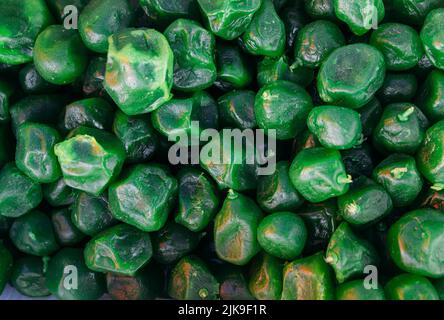 Viele süße grüne kandierte Früchte aus getrockneten Früchten auf dem Ladentisch Stockfoto