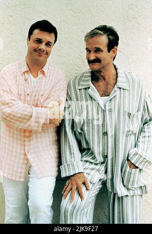 Nathan Lane & Robin Williams Film The Birdcage (1997) Charaktere: Albert Goldman & Armand Goldman Regie: Mike Nichols 08. März 1996 **WARNUNG** dieses Foto ist nur für redaktionelle Zwecke bestimmt und unterliegt dem Copyright von UNITED und/oder dem Fotografen, der von der Film or Production Company zugewiesen wurde. Es kann nur durch Veröffentlichungen in Verbindung mit der Werbung für den obigen Film reproduziert werden. Eine obligatorische Gutschrift an UNITED ist erforderlich. Der Fotograf sollte ebenfalls angerechnet werden, wenn er bekannt ist. Ohne schriftliche Genehmigung der Film Company kann keine kommerzielle Nutzung gewährt werden. Stockfoto
