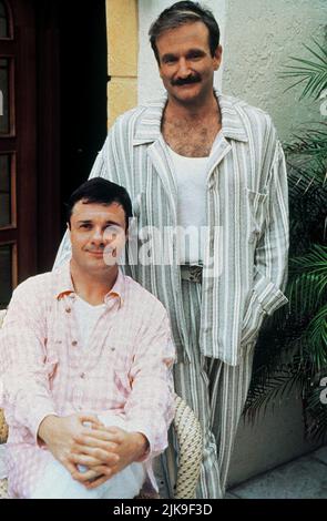 Nathan Lane & Robin Williams Film The Birdcage (1996) Charaktere: Albert Goldman & Armand Goldman Regie: Mike Nichols 08. März 1996 **WARNUNG** dieses Foto ist nur für redaktionelle Zwecke bestimmt und unterliegt dem Copyright von UNITED und/oder dem Fotografen, der von der Film or Production Company zugewiesen wurde. Es kann nur durch Veröffentlichungen in Verbindung mit der Werbung für den obigen Film reproduziert werden. Eine obligatorische Gutschrift an UNITED ist erforderlich. Der Fotograf sollte ebenfalls angerechnet werden, wenn er bekannt ist. Ohne schriftliche Genehmigung der Film Company kann keine kommerzielle Nutzung gewährt werden. Stockfoto