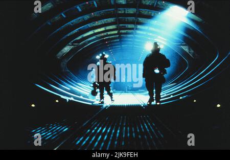 Astronauts in Spaceship Film: Event Horizon (USA/UK 1997) Regie: Paul W.S. Anderson 15 August 1997 **WARNUNG** Dieses Foto ist nur für redaktionelle Zwecke bestimmt und unterliegt dem Copyright von PARAMOUNT und/oder des Fotografen, der von der Film- oder Produktionsfirma beauftragt wurde, und kann nur von Publikationen im Zusammenhang mit der Bewerbung des oben genannten Films reproduziert werden. Eine obligatorische Gutschrift an PARAMOUNT ist erforderlich. Der Fotograf sollte auch bei Bekanntwerden des Fotos gutgeschrieben werden. Ohne schriftliche Genehmigung der Film Company kann keine kommerzielle Nutzung gewährt werden. Stockfoto