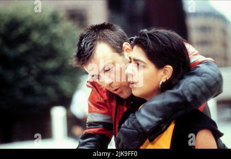 Rupert Graves & Saskia Reeves Film: Different For Girls (1996) Charaktere: Paul Prentice & Jean Regie: Richard Spence 21 November 1996 **WARNUNG** Dieses Foto ist nur für redaktionelle Verwendung bestimmt und unterliegt dem Copyright der BBC und/oder des Fotografen, der von der Film- oder Produktionsfirma beauftragt wurde, und kann nur von Publikationen im Zusammenhang mit der Bewerbung des oben genannten Films reproduziert werden. Eine obligatorische Gutschrift an BBC ist erforderlich. Der Fotograf sollte auch bei Bekanntwerden des Fotos gutgeschrieben werden. Ohne schriftliche Genehmigung der Film Company kann keine kommerzielle Nutzung gewährt werden. Stockfoto