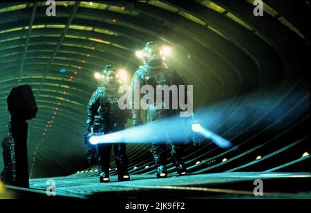 Kathleen Quinlan & Laurence Fishburne Film: Event Horizon (USA/UK 1997) Charaktere: Peters, Med Tech & Captain Miller Regie: Paul W.S. Anderson 15 August 1997 **WARNUNG** Dieses Foto ist nur für redaktionelle Zwecke bestimmt und unterliegt dem Copyright von PARAMOUNT und/oder des Fotografen, der von der Film- oder Produktionsfirma beauftragt wurde, und kann nur von Publikationen im Zusammenhang mit der Bewerbung des oben genannten Films reproduziert werden. Eine obligatorische Gutschrift an PARAMOUNT ist erforderlich. Der Fotograf sollte auch bei Bekanntwerden des Fotos gutgeschrieben werden. Ohne schriftliche Genehmigung der Film Company kann keine kommerzielle Nutzung gewährt werden. Stockfoto