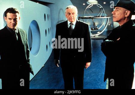 Loren Dean,Gore Vidal, Alan Arkin Film: Gattaca (1997) Charaktere: Anton Freeman,Regisseur Josef,Det. Hugo Director: Andrew Niccol 07 September 1997 **WARNUNG** Dieses Foto ist nur für den redaktionellen Gebrauch bestimmt und unterliegt dem Copyright von COLUMBIA und/oder des Fotografen, der von der Film- oder Produktionsfirma beauftragt wurde, und kann nur von Publikationen im Zusammenhang mit der Bewerbung des oben genannten Films reproduziert werden. Eine obligatorische Gutschrift an COLUMBIA ist erforderlich. Der Fotograf sollte auch bei Bekanntwerden des Fotos gutgeschrieben werden. Ohne schriftliche Genehmigung der Film Company kann keine kommerzielle Nutzung gewährt werden. Stockfoto