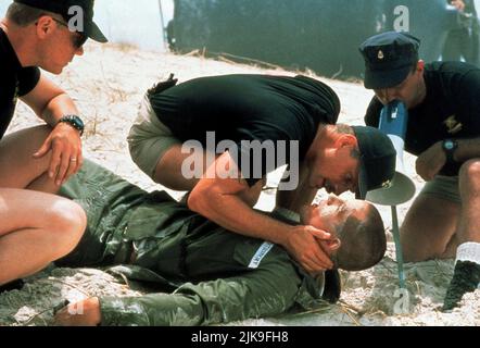 Viggo Mortensen & Demi Moore Film: G.I. Jane; Gi Jane (1997) Charaktere: Meisterchef John James Urgayle & Regisseur: Ridley Scott 01 April 1997 **WARNUNG** Dieses Foto ist nur für redaktionelle Verwendung bestimmt und unterliegt dem Copyright von HOLLYWOOD-BILDERN und/oder dem von der Film- oder Produktionsfirma beauftragten Fotografen und kann nur von Publikationen im Zusammenhang mit der Bewerbung des oben genannten Films reproduziert werden. Eine obligatorische Gutschrift für HOLLYWOOD-BILDER ist erforderlich. Der Fotograf sollte auch bei Bekanntwerden des Fotos gutgeschrieben werden. Ohne schriftliche Genehmigung der Film Company kann keine kommerzielle Nutzung gewährt werden. Stockfoto